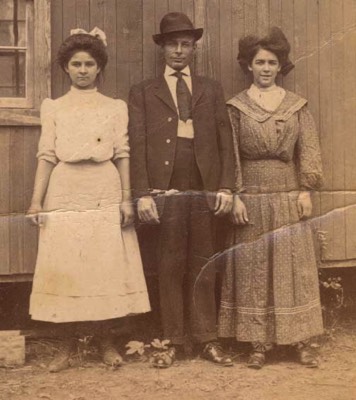  Samuel Marion King with 2 unidentified women 