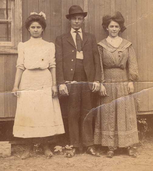  Samuel Marion King with 2 unidentified women 
